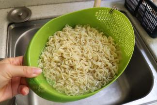煮熟的面条捞出，放入一个漏篮，对着水龙头冲冷水，增加这一步，面条劲道爽滑，不断裂，很Q弹，很美味。