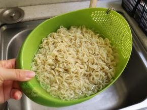 煮熟的面条捞出，放入一个漏篮，对着水龙头冲冷水，增加这一步，面条劲道爽滑，不断裂，很Q弹，很美味。