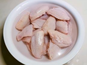 反复清洗干净 用清水浸泡半个小时