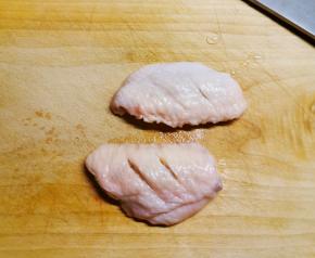 在鸡翅中表面划2刀