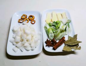 雪梨切丁 葱姜切片 备好香叶 八角 桂皮和干山楂片
