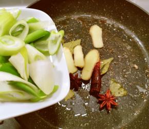 锅中底油继续加热 放入准备好的香辛料 翻炒出香味