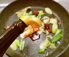 放入酱油 甜面酱 蚝油