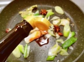 放入酱油 甜面酱 蚝油