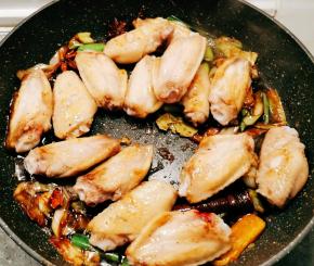 放入煎好的鸡翅中