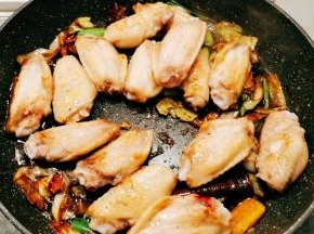 放入煎好的鸡翅中