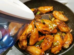 倒入纯净水 水量与鸡翅持平即可