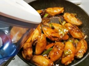 倒入纯净水 水量与鸡翅持平即可
