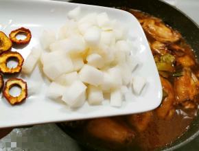 大火烧开后放入雪梨和山楂片