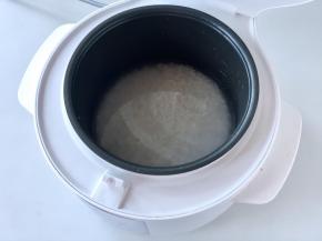 注入清水，米和水的比例约为1:3，水面高出米面1指节左右，按下煮饭程序。