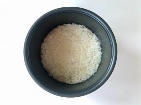 米饭煮好了，米粒饱满，莹润有光泽。