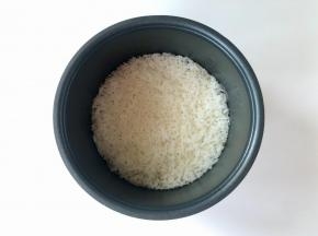 米饭煮好了，米粒饱满，莹润有光泽。