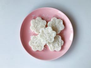 米饼压好放在盘子上。