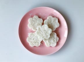 米饼压好放在盘子上。