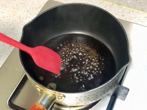 红糖加一小碗水在锅里加热，不停搅拌，煮到粘稠。