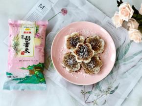 把红糖浆淋在米饼上，最后撒椰蓉装饰，完成啦！