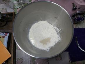 面团材料中除盐和黄油以外的所有食材放入面桶内，把面桶安装好，启动厨师机，低速2-3分钟，让材料混合一下，然后转中高速搅打10分钟，可以揉至粗膜状态。