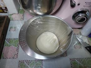 把面团收拢光滑放入小盆内，用保鲜膜包裹严实，进行一次发酵。