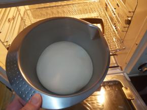 面团发酵至2倍大，食指沾少许面粉插入面团，凹洞不塌陷、不迅速反弹即可。