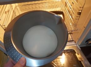 面团发酵至2倍大，食指沾少许面粉插入面团，凹洞不塌陷、不迅速反弹即可。