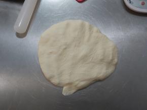 取出面团，轻压排气，松弛十分钟。