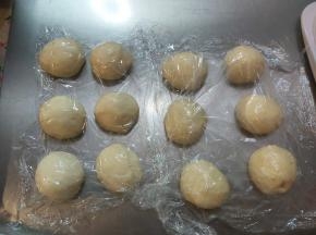 将面团称重，均分成12个小面团，简单滚圆后，松弛五分钟。