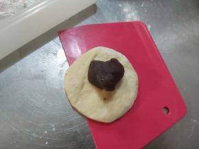 包上15g豆沙馅，捏紧收口。（喜欢豆沙可以再加5g）