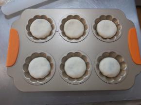 收口朝下，放入模具内，盖好模具，进行二次发酵。