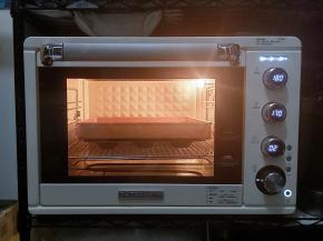 二次发酵无需太久，基本松弛10分钟后就可以预热烤箱了，烤箱上火180度下火170度预热最少十分钟，烤制18分钟左右即可。