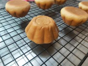 烤制完成后，马上取出模具，直接脱模，转移到晾晒网上晾凉后密封保存。