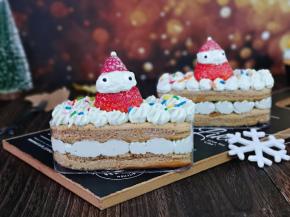 草莓洗干净去根，尖部切下来一点做帽子，中间挤上打发的奶油做脸部，装饰上眼睛，再把帽子戴上，帽子尖部再挤一点点奶油，筛少许糖粉或者奶粉，撒上糖珠。