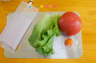 准备好材料，如果是菠菜要提前焯水