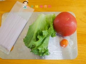 准备好材料，如果是菠菜要提前焯水