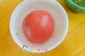 番茄用热水烫一下去皮切块备用