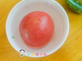 番茄用热水烫一下去皮切块备用