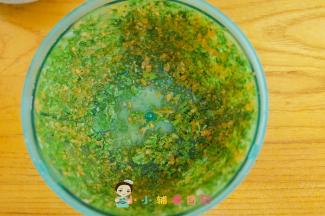 八个月的宝宝还不能吃太粗的所以我用拉拉神器切成碎末
