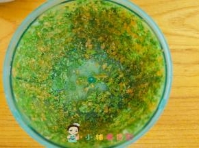 八个月的宝宝还不能吃太粗的所以我用拉拉神器切成碎末