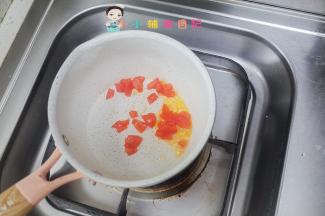 锅里放入一点点油加入番茄翻炒，番茄多味道会更浓郁