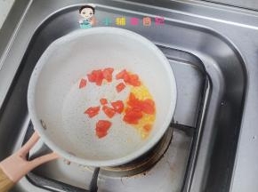 锅里放入一点点油加入番茄翻炒，番茄多味道会更浓郁