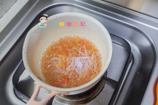 放入面条一起煮，面条要自己掰成小段