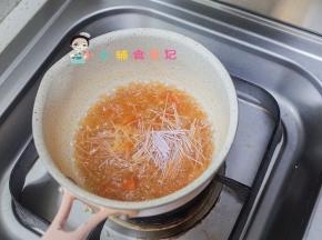 放入面条一起煮，面条要自己掰成小段