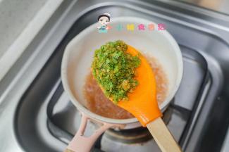 把刚才打好的菜碎放进去