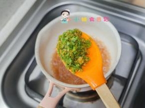 把刚才打好的菜碎放进去