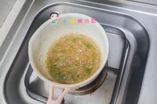 一起煮开煮熟捞出，撒一些肉松就完成了