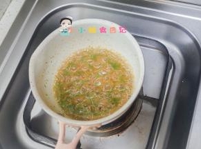 一起煮开煮熟捞出，撒一些肉松就完成了