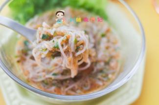 可以面条里放肉松也可以放熟肉末一起煮