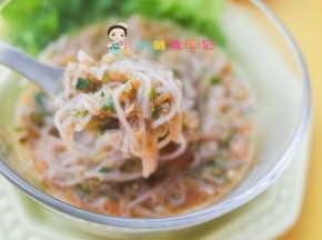 可以面条里放肉松也可以放熟肉末一起煮