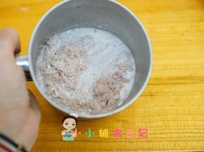 熟肉末30g+100g牛奶，肉可以是鸡肉 猪肉 牛肉