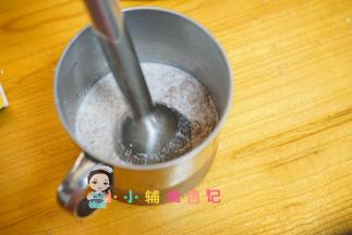 用料理棒打成牛奶肉泥备用