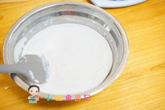 牛奶肉泥倒到一个碗里面